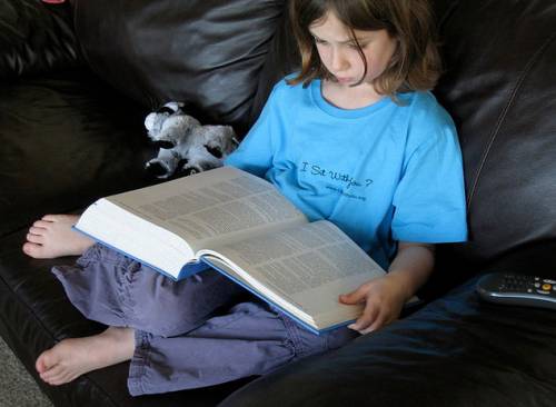 Девочка, читающая медицинскую энциклопедию