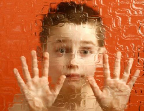 Ребенок за стеклом, как символ аутизма