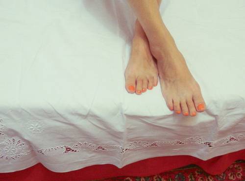 Беспокойные ноги девушки на краю кровати