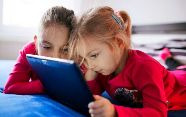 «Экранное время» может замедлить развитие навыков общения, моторики и решения проблем у детей