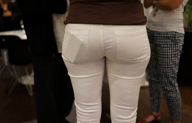Привлекательно облегающие брюки очень опасны для женского здоровья