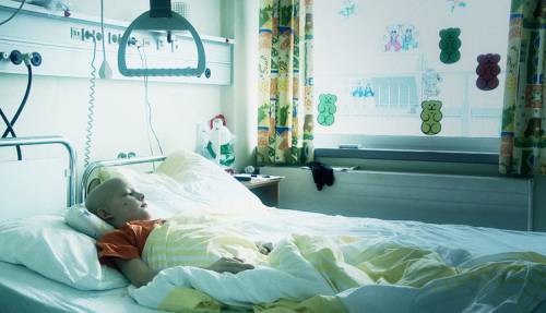 Ребёнок больной лейкемией в больничной палате