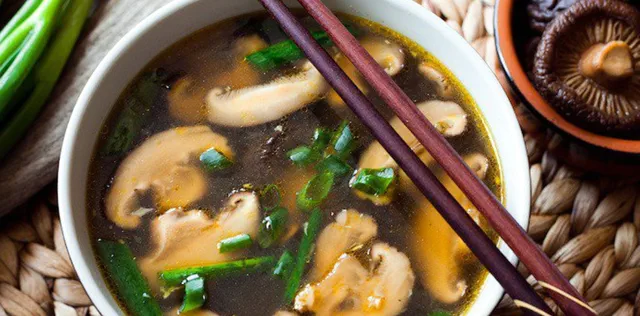 Традиционный китайский суп с грибами шиитаке
