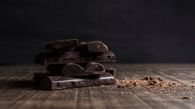Несколько кусков темного шоколада с сырым какао
