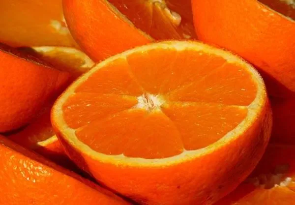Половинка очень ярко-оранжевого апельсина