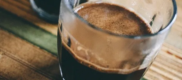 Напиток с сырым какао-порошком в прозрачном бокале