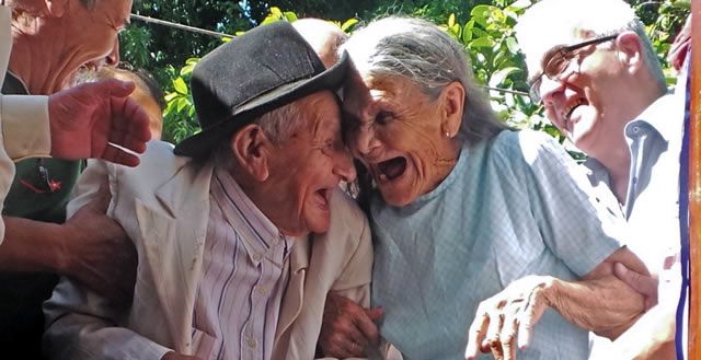 Радостные супруги долгожители