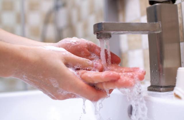 Мытьё рук для защиты от заражения вирусом
