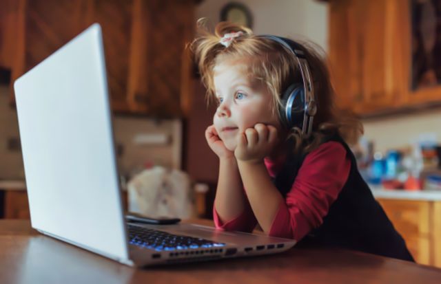 Ребёнок нового поколения внимательно слушает советы из Интернета