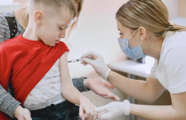 Мальчик получает дозу вакцины для защиты от гриппа
