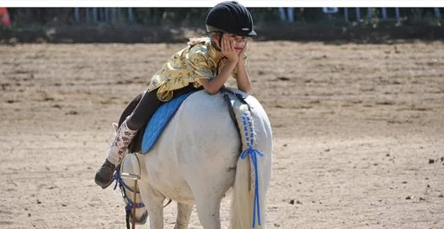 Девочка с аутизмом катается верхом на лошади