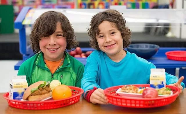 Два мальчика получили свои порции здоровых продуктов