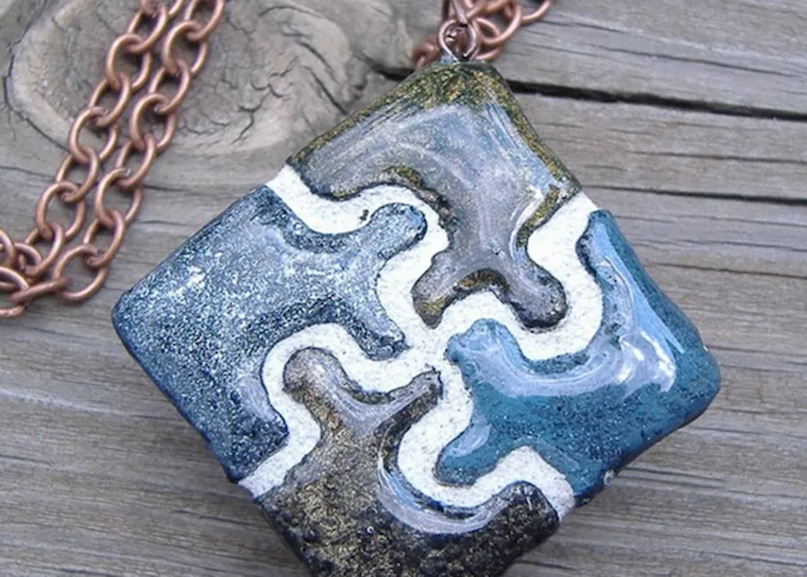 Амулет в форме элемента мозаики – признанный символ аутизма