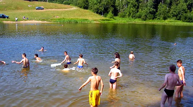 Купание подростков в озерной воде