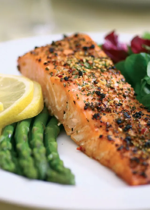 Кусок запеченного лосося со специями – здоровое питание при онкологии