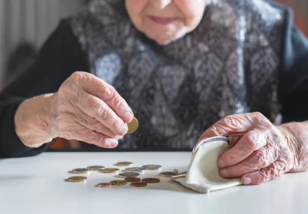 Пересчет денег пожилой женщиной с деменцией