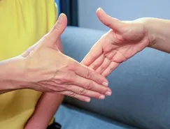 Протягивание рук для рукопожатия