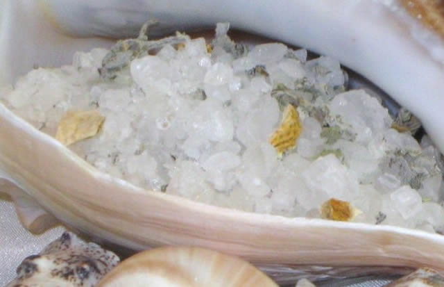 Морская соль в створке морского моллюска