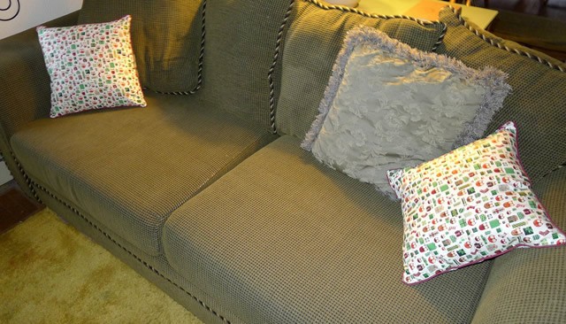 Зеленые подушки на бежевом диване