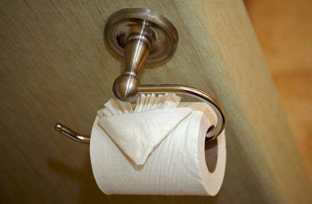 Рулон туалетной бумаги при диарее