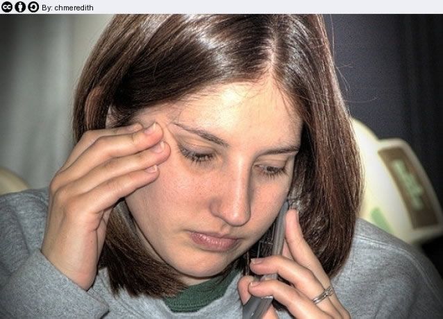 Девушка в состоянии стресса разговаривает по телефону