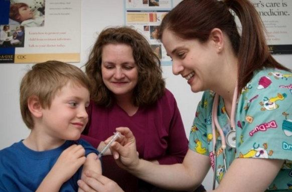 Мальчик получает дозу вакцины для защиты от заболеваний