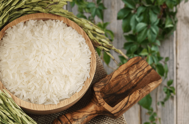 Деревянная плошка полезного жасминового риса