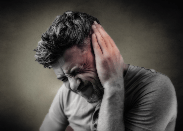 Сильный приступ головной боли за ухом у мужчины