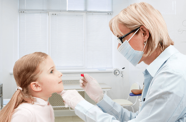 Получение мазка из носа ребенка для микробиологического исследования