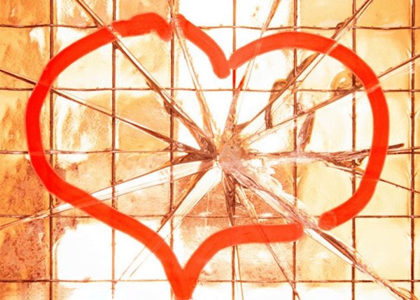 Рисунок разбитого сердца на стекле
