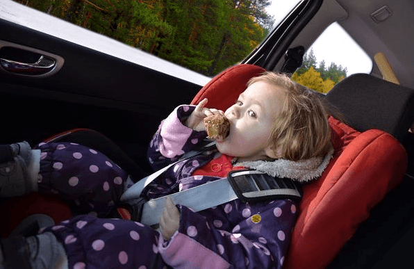 Ребенок ест во время движения в автомобиле