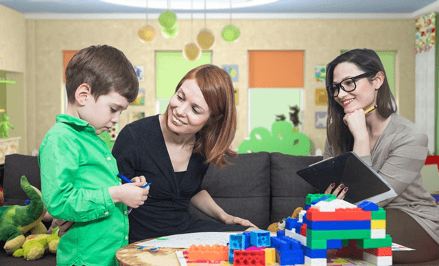 Социотерапия с ребёнком в зеленой рубашке