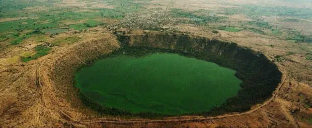 Кратер Лонар в Индии с зеленой водой из-за обилия спирулины