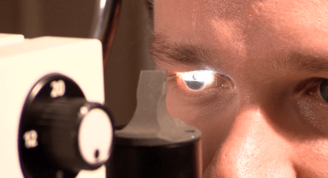 Офтальмолог ищет катаракту в глазу